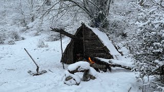 Winter Bushcraft & Building A Warm Bushcraft Tiny House In The Wild Snowy Forest,Fireplace With Dirt
