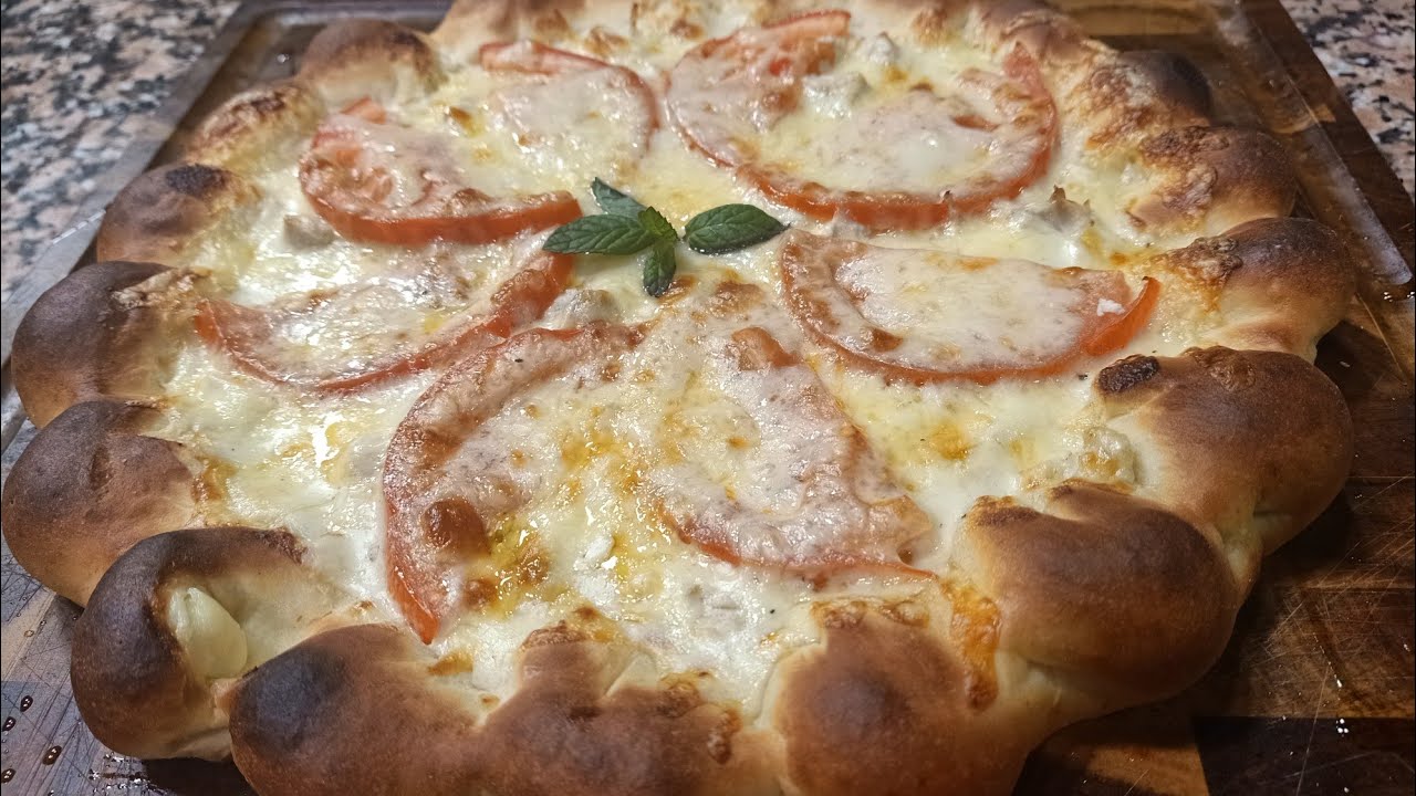 تحضير بيتزا محشية الاطراف بالصلصة البيضاء لاتنسوا الاشتراك في القناة