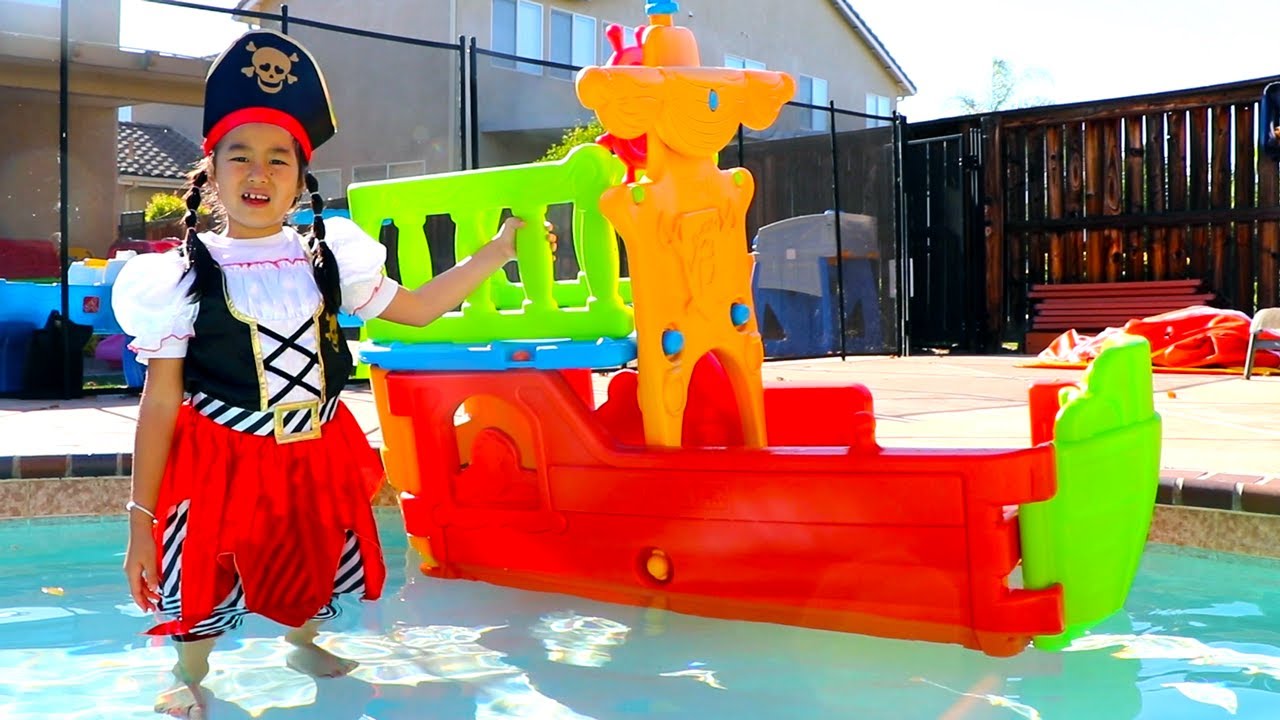 Jannie Andrew Pretend Play With Toy Pirate Ships In The Pool For Kids Youtube