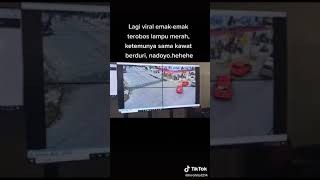 ketika mak mak nerobos lampu merah