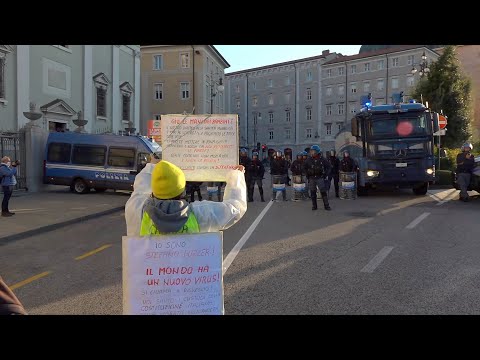 Trieste, No Green Pass raggiungono primo blocco della polizia: sbarrata strada per il centro