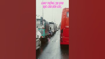 Trời mưa xe rất đông trên quốc lộ 1A khu vực Cầu Bến cát hướng đi Suối Tiên.
