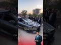 В Бишкеке экскаватор ковшом снес крышу легковушки