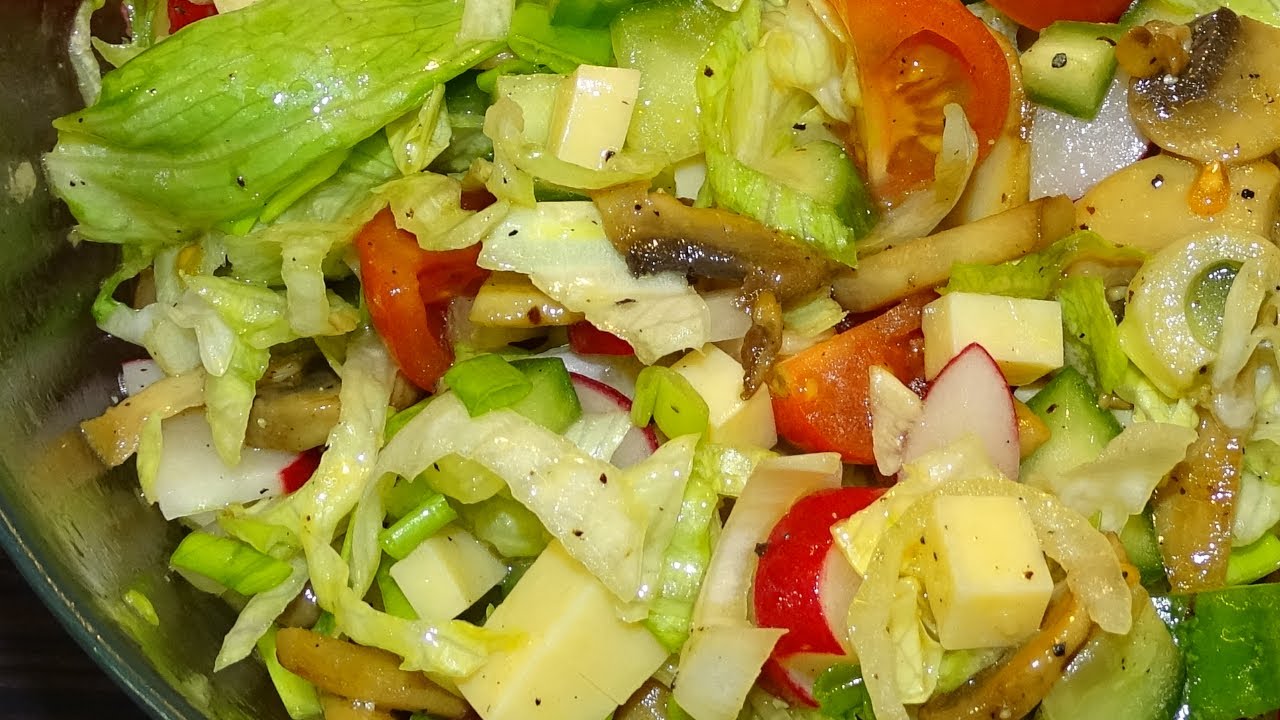 Świeża sałatka z serem i pieczarkami