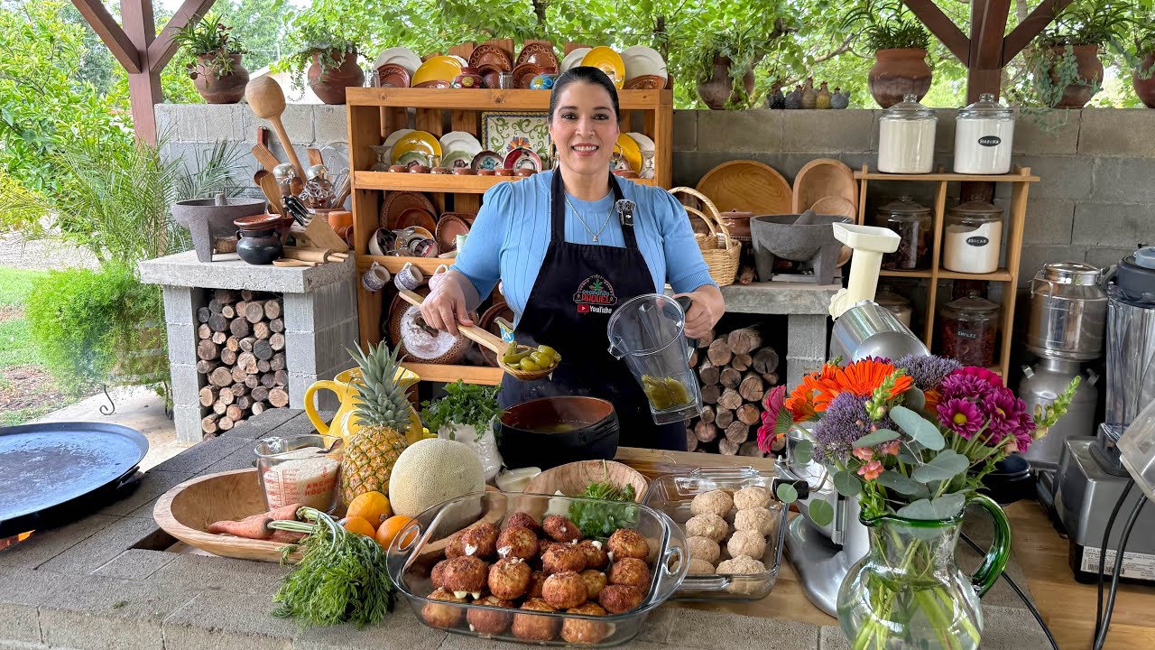 ALBÓNDIGAS DE POLLO RELLENAS DE QUESO EN CHILE VERDE, ARROZ, Y AGUA FRESCA!!