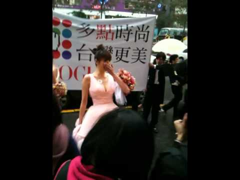 東區LUXY前面遇到名模走秀 有王尹平露事業線