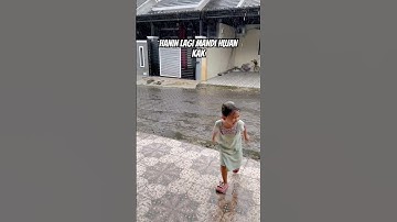 Pertama kali mandi hujan happy banget #shorts #shortvideo #shortsviral #trending #viralvideo #fyp