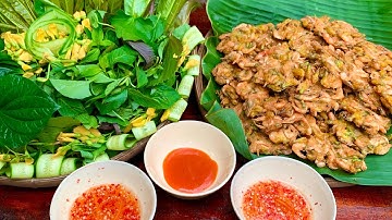 Bánh tép chiên giòn cùng bông điên điển ăn với các loại rau vườn nhà siêu ngon.