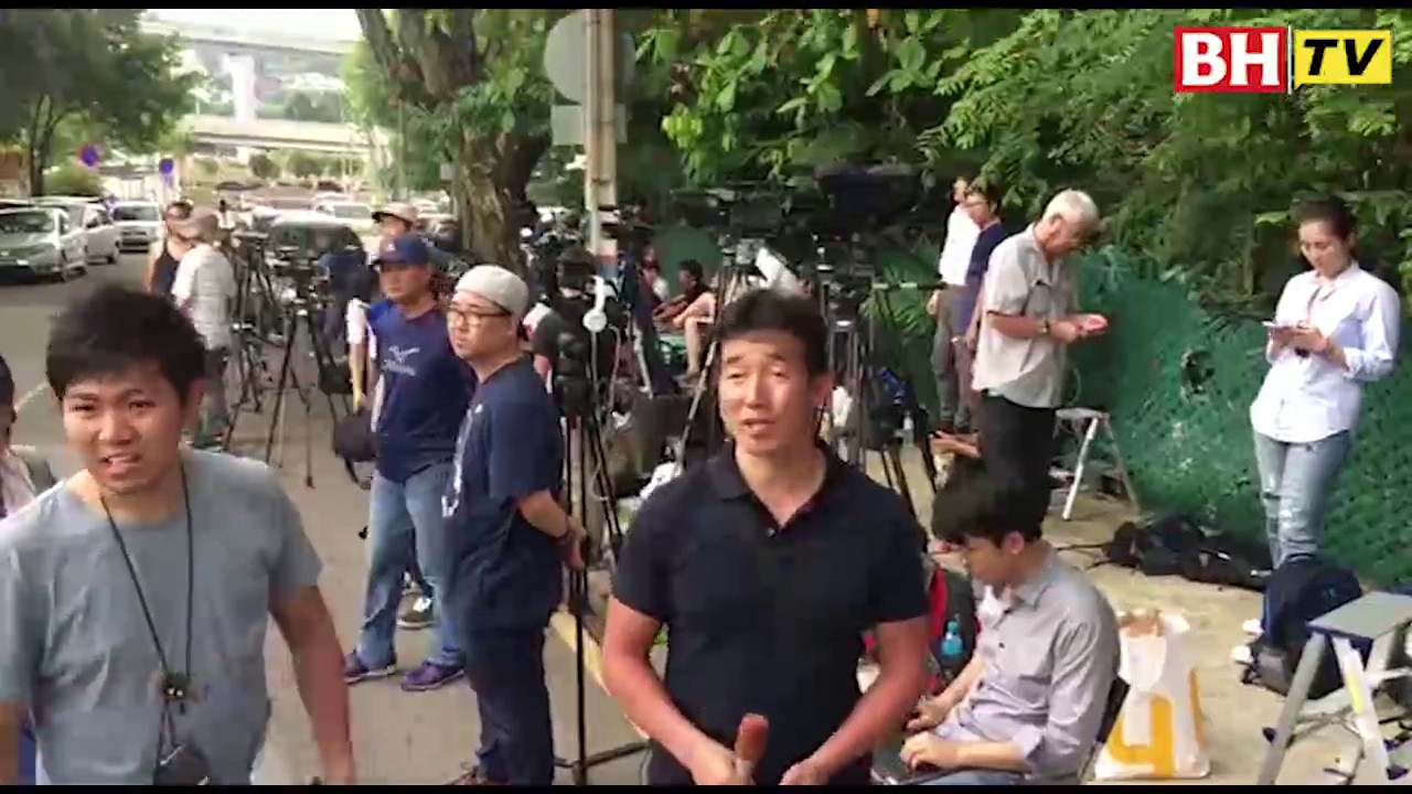 Media serbu Kedutaan Korea Utara - YouTube