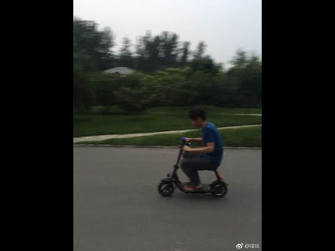 谢霆锋风风火火骑电动车去买菜 曾说过为她做早饭的女人就是真爱