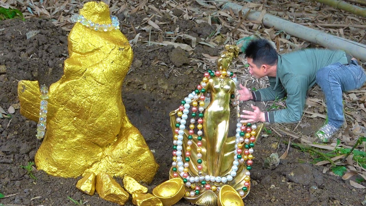 When searching for treasure in the jungle, he was excited to find the mysterious goddess by accident