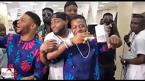 DAVIDO SHARES STAGE WITH YINKA AYEFELE
