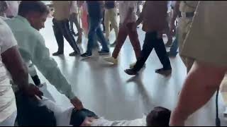 आरपीएफ ने स्टेशन उपाधीक्षक को पीटा, कुर्सी से जबरन उठाकर प्लेटफार्म पर घसीटा