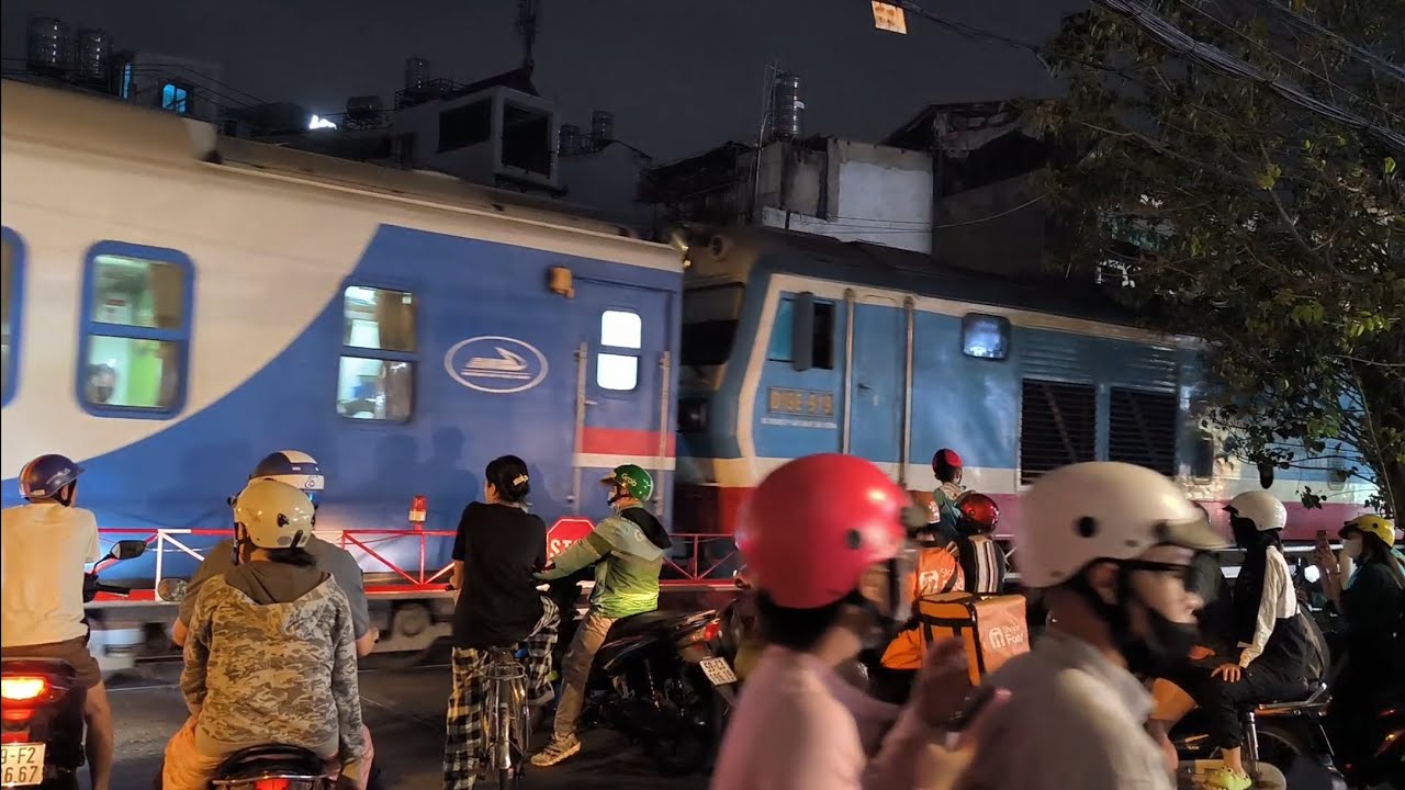[2337 - TÀU TẾT 2025] D19E-919 kéo tàu SNT2 | 20:33 - 27.01.2025 - YouTube