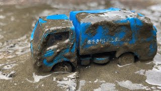 【トミカ】仕事で泥に汚れたはたらくくるまを川で綺麗に洗車するよ！ Tomica washing muddy working cars in a river！ screenshot 5