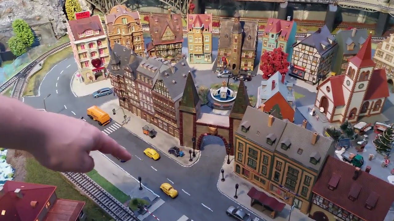 Meine Modellbahn Teil 680 ( Rathaus fertig und die Seen mit Wasser😀😊)