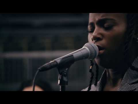 Video till Sabina Ddumba sjunger live i Volvofabriken