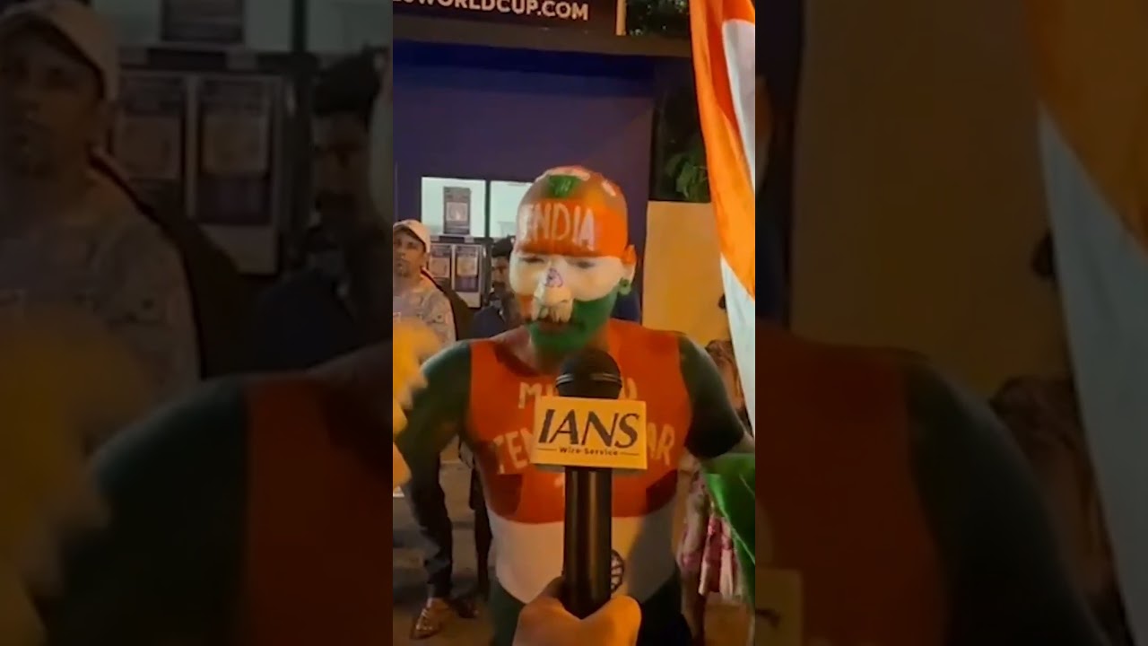 Суперфанат Сачина Тендулкара Судхир Кумар Гаутам празднует крупную победу Индии над Пакистаном.