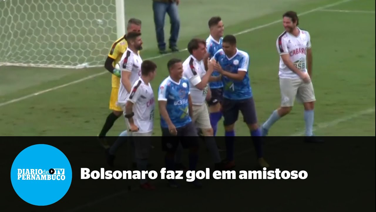 Bolsonaro faz gol com pé esquerdo em jogo beneficente de futebol