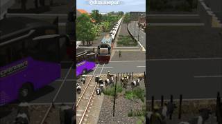 Kereta Api Kabur Setelah Menabrak Bus Tayo