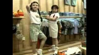 Crystal Ong 王雪晶 & Queenzy Cheng 莊群施 - 花花絮絮 - Shopping