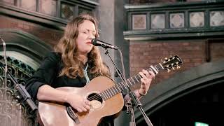 Kathryn Williams - Beating Heart
Daylight Music 257 at Union Chapel 30/09/17
Kathryn Williams http://kathrynwilliams.co.uk/
Enjoyed this video? Support us: https://ko-fi.com/daylightmusic
Video by Huske Media https://huske.media/
additional footage by Dave Barnard - http://www.cinedigital.co.uk
Live Sound - Neil Bowerman | Sound Mix - Michael Cranny http://www.michaelcrannyaudio.com
Produced by Arctic Circle / http://www.daylightmusic.co.uk Kathryn Williams - Beating Heart