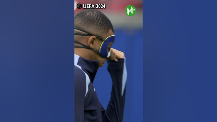 Mbappe checking the durability of his mask 😂🎭