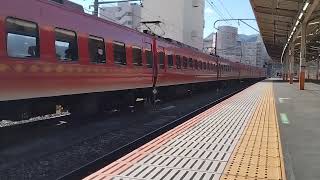 伊豆急行2100系R3編成(リゾート21キンメ電車)普通熱海行熱海駅到着