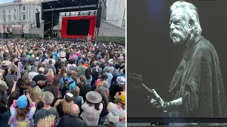 Thousands of Deadheads pay tribute to Bob Weir at public memorial in San Francisco