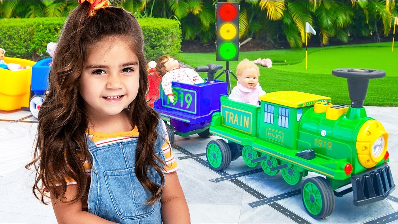 Mia và Nastya chơi với đồ chơi và biến những thứ nhỏ bé thành những thứ lớn