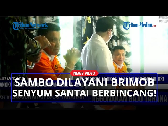 Gaya Santai Ferdy Sambo Pakai Baju Tersangka Masih Dilayani Anggota Brimob dan Berbincang Tersenyum! class=