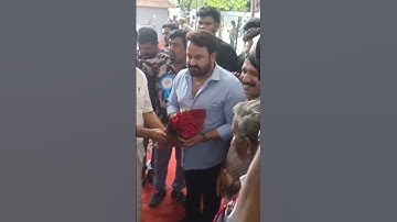 മോഹൻലാൽ അക്ഷരമുറ്റം പരിപാടിയിൽ പങ്കെടുക്കാൻ കൊച്ചിയിൽ വന്നപ്പോൾ #mohanlal #pinarayivijayan #shorts