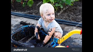 Çamurla Oyniyan Bebek