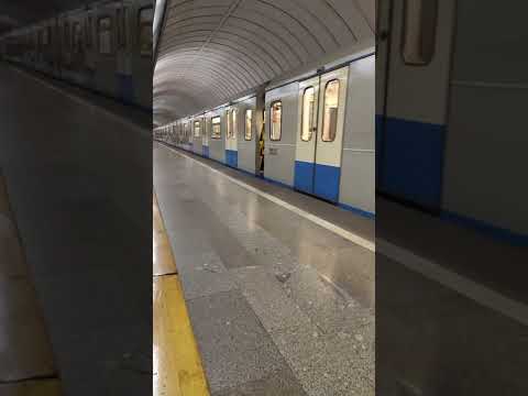 ока прибывает на станцию "Цветной бульвар"