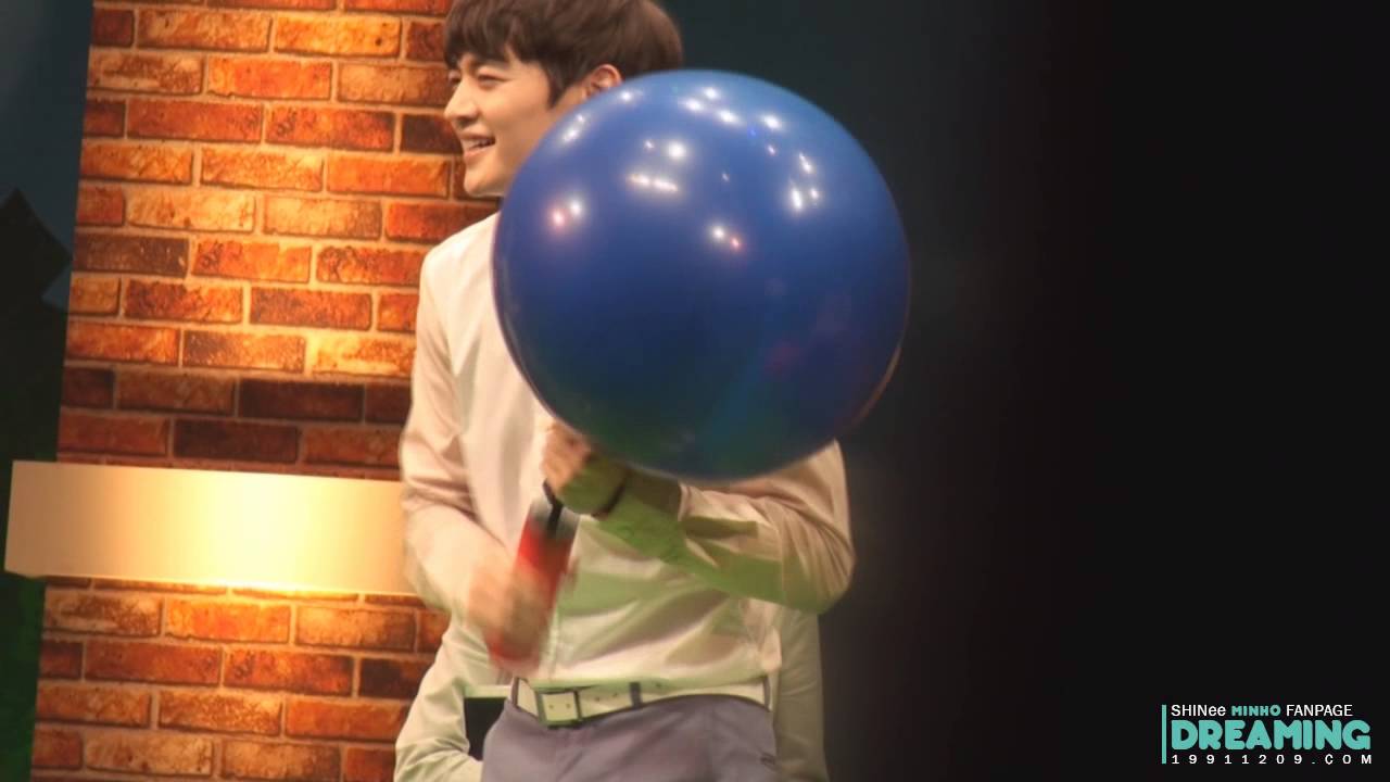 130811 아름다운그대에게 이벤트 풍선 바람넣기 게임하는 민호