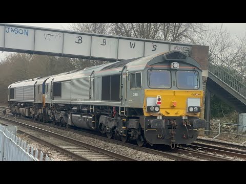 66303 drags Imported 66306 through Oxford (21/02/23)