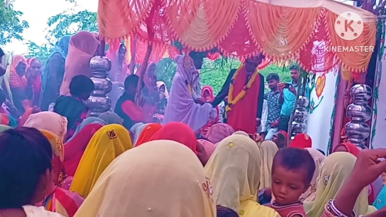 आदिवासि समाजकी सादि का मंडप मे फेरा फरते हु