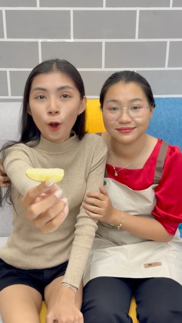 LNF - Nghe bảo ăn chanh ngon lắm ? ?‍? Lemon looks so good ?? #shorts