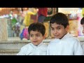 طفل يعايد شقيقه معبراً عن مشاعر الحب تجاهه