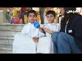 طفل يعايد شقيقه معبراً عن مشاعر الحب تجاهه