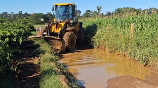VEJA COMO FAZER EM  ESTRADA COM POSSA D ÁGUA COM PÁ CARREGADEIRA JCB426ZX 
