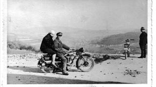 Video thumbnail of "Meine Oma fährt Motorrad 1929 Erwin Bolt mit Theo Mackeben"