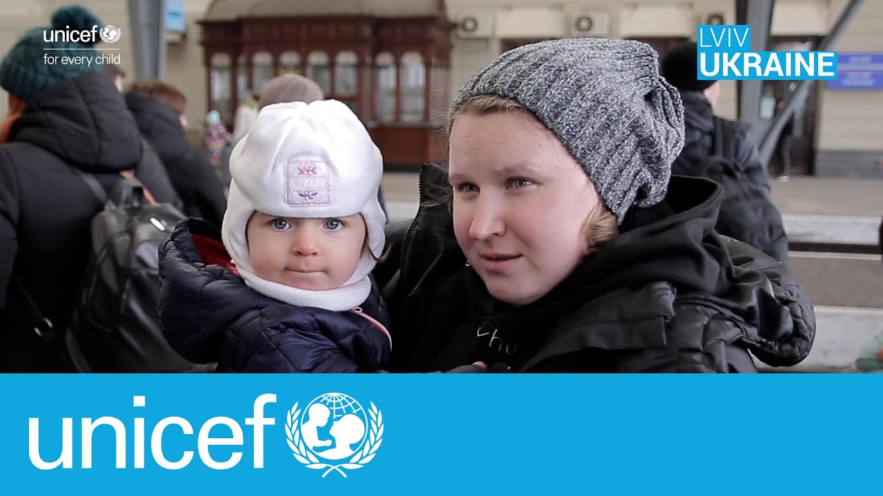 Families flee conflict in Ukraine | UNICEF