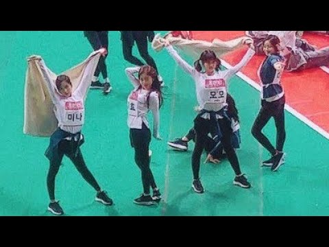 TWICE dancing to Candy Pop at ISAC 2018 Candy Pop dance Tzuyu Nayeon Mina Momo