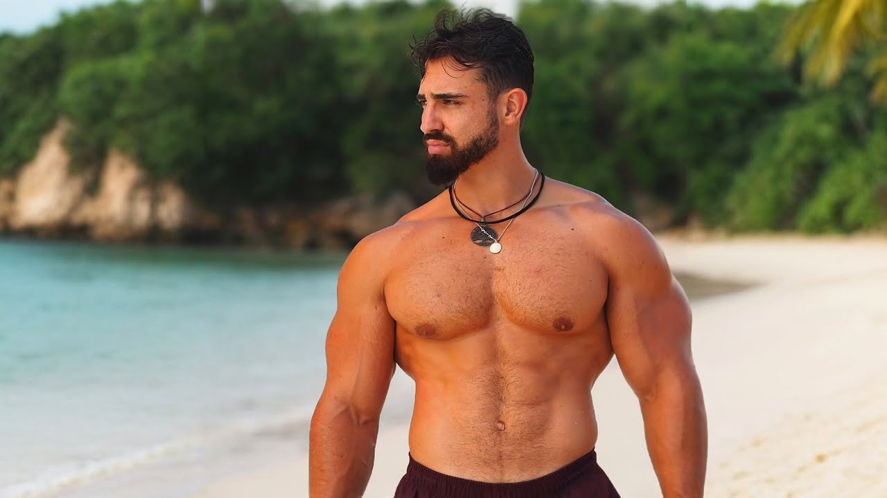 Этот красавчик бросил всё, чтобы жить в балийском раю 🔥