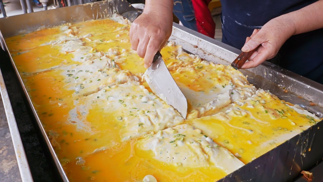 ⁣Egg Waterfall！Amazing Giant Omelet Vegetable Pancake Making/古早味粉漿蛋餅製作, 九層塔蛋餅-台灣街頭美食