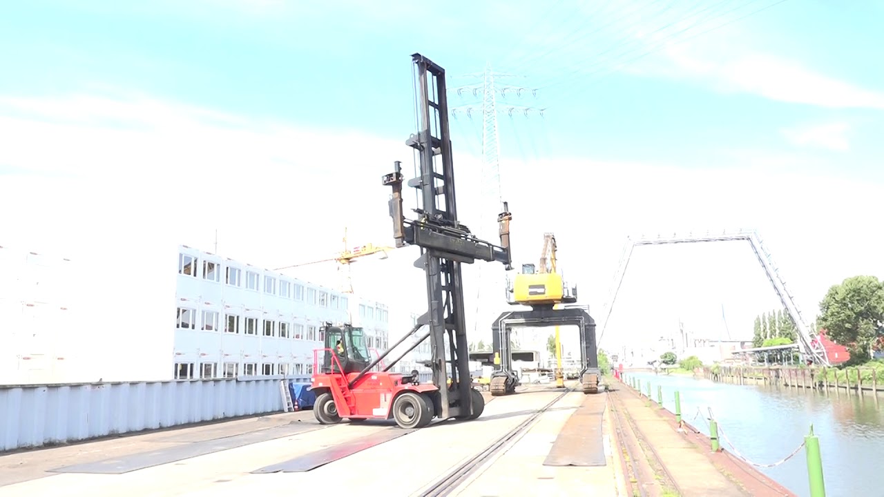 DK182 Hyster H23XM 12EC Empty Container handler - YouTube