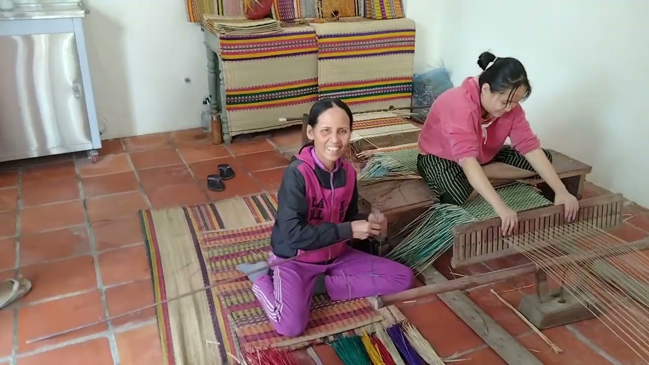 Traditional weaving and other crafts (mostly wood carving) in the Kim Bong traditional market