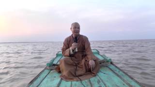 Đại đức Thích Trí Huệ làm từ thiện tại Biển Hồ - Campuchia