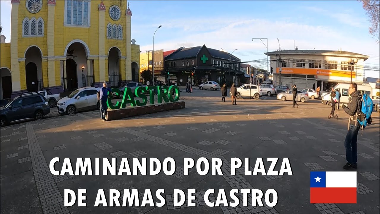 Recorriendo la Plaza de Armas de Castro, Chile 🇨🇱